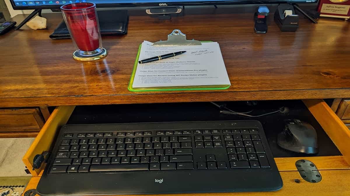 Linxent hero image — websites from home, blogging and home office setup visual